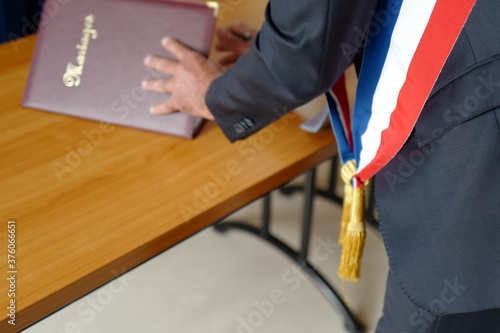 Fotografie maire registre mariage