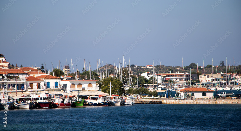 skiathos, griechische insel mit hafen, tavernen, booten, fischerbooten und fährschiffen