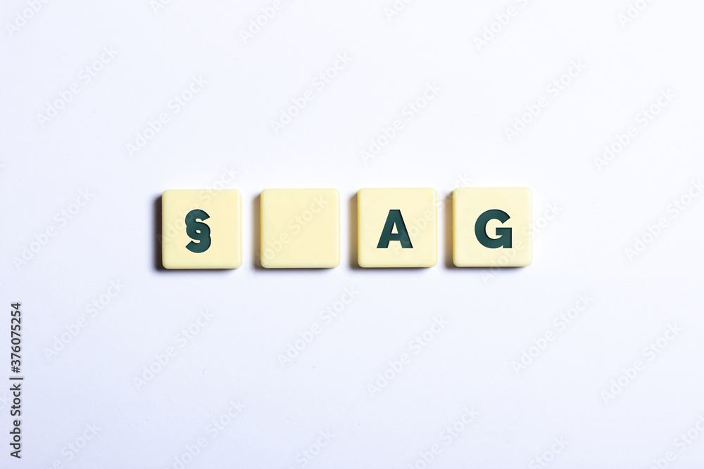 Aktiengesellschaft, AG mit Paragraph Zeichen auf weißem Hintergrund Aktiengesellschaft, AG mit Paragraph Zeichen auf weißem Hintergrund