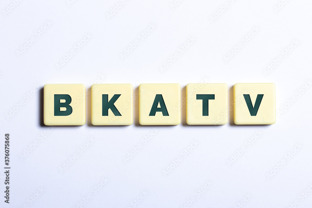 Neuer Bußgeldkatalog in Buchstaben auf weißem Hintergrund Neuer Bußgeldkatalog in Buchstaben auf weißem Hintergrund