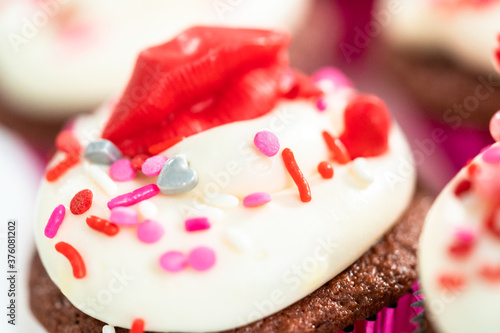 Red velvet cupcakes © arinahabich