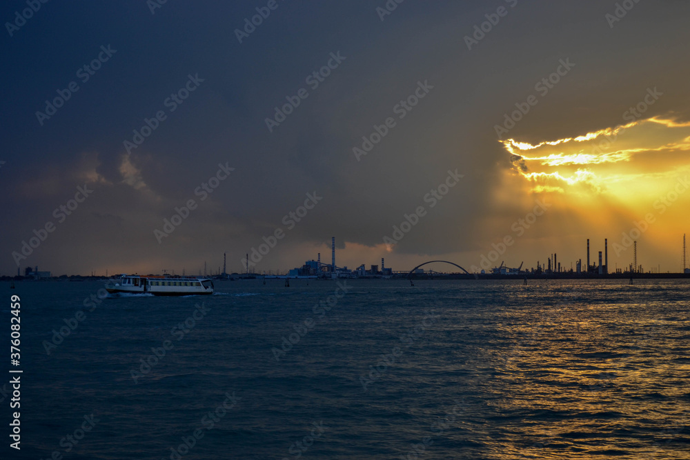 Fototapeta premium SUNSET IN VAPORETTO. BEAUTIFUL VENICE.