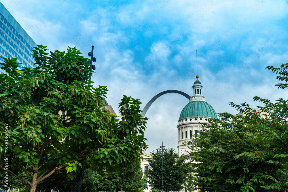 The old courthouse in St. Louis, MO as seen from the western side with the Gateway Arch seen behind it.