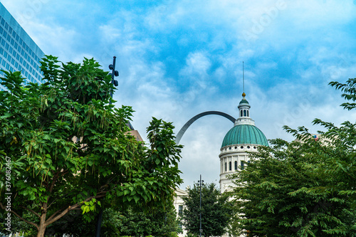 Obraz na płótnie The old courthouse in St. Louis, MO as seen from the western side with the Gateway Arch seen behind it. w salonie