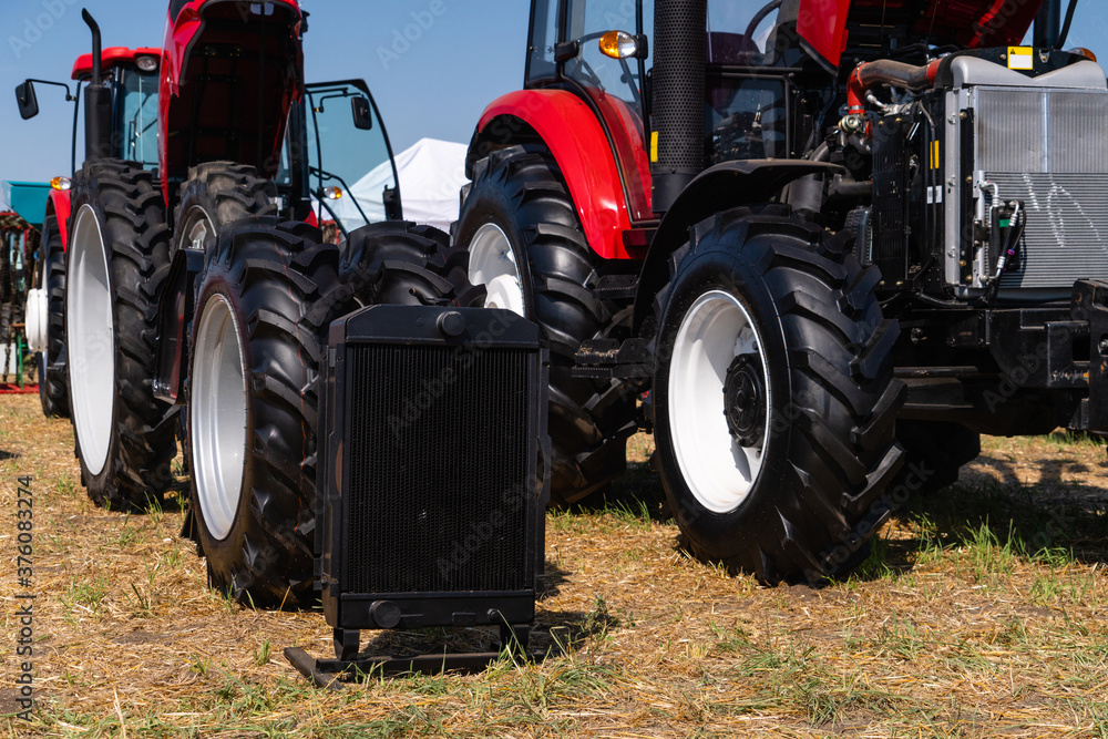Obraz premium Tractor with spare parts. Agricultural machinery repair