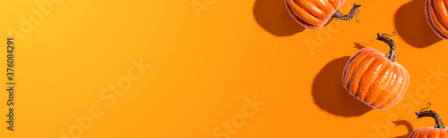 Cuadro en lienzo Autumn orange pumpkins overhead view - flat lay