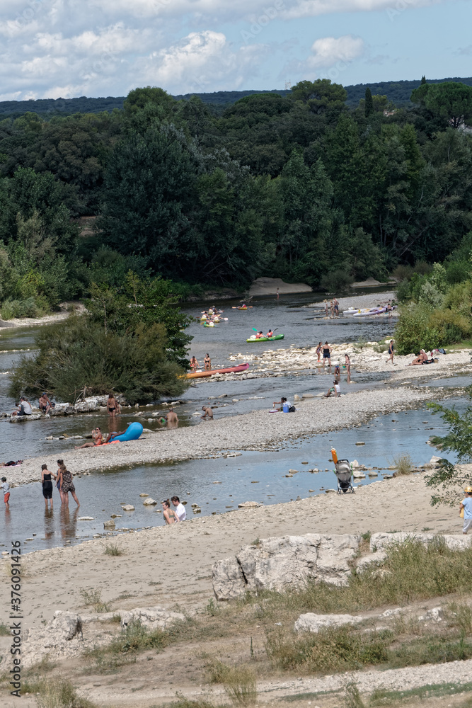Détente, loisirs sur le fleuve Gardon dans le Gard - France