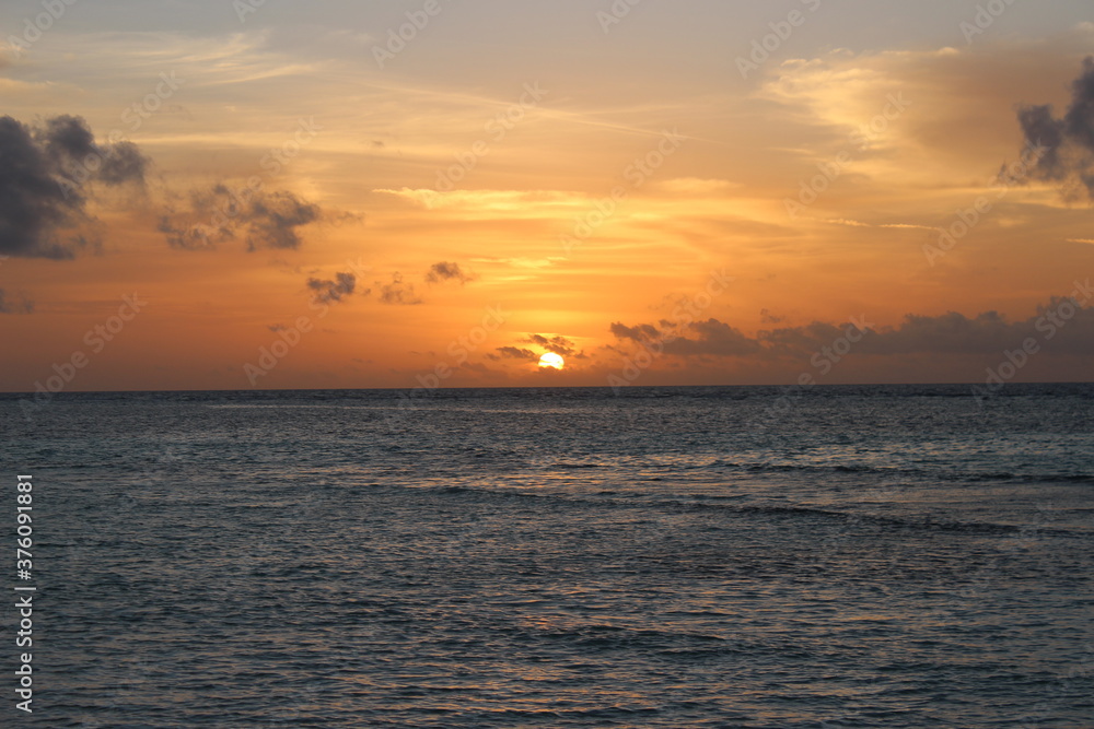 Sonnenuntergang im Meer auf den Malediven im Urlaub