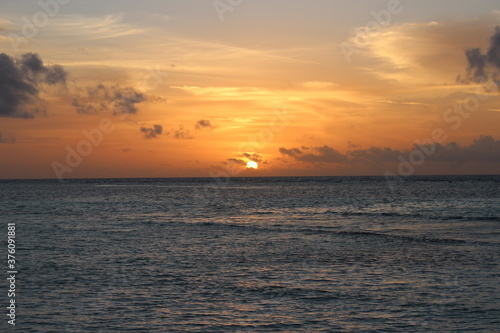 Sonnenuntergang im Meer auf den Malediven im Urlaub