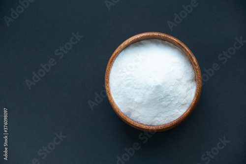 Foto Glass bowl of baking soda. Spoonful of bicarbonate.