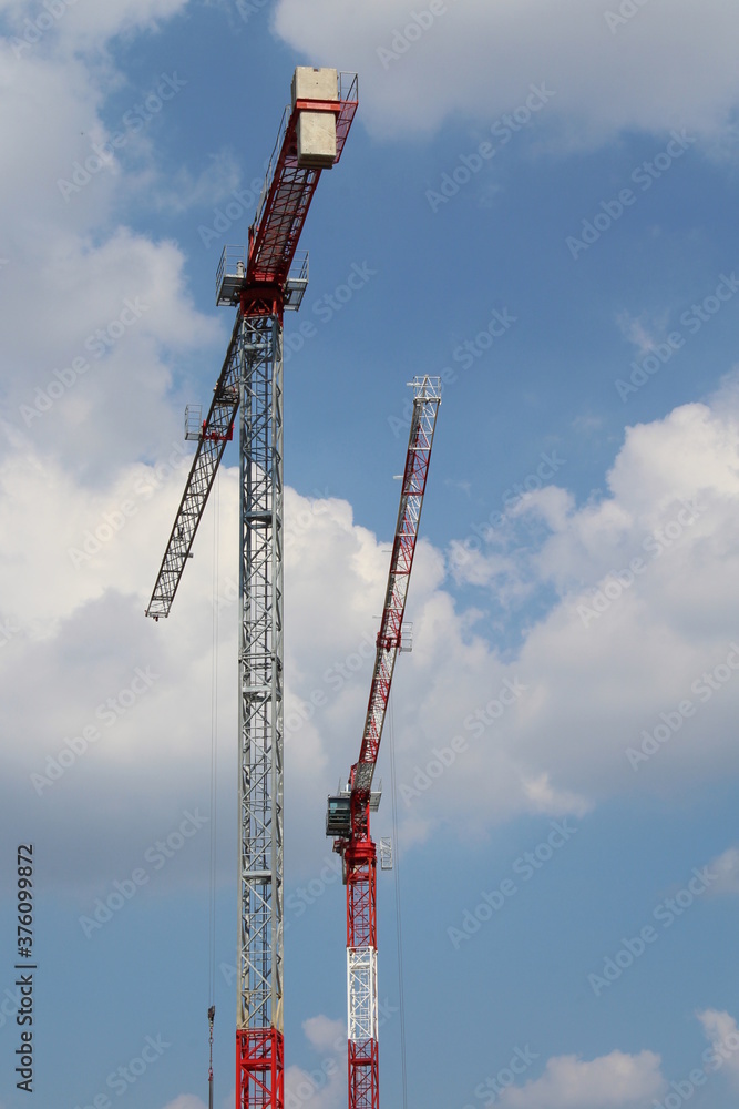 Lavori in corso nel cantiere edile in estate per costruire case e uffici Lavori in corso nel cantiere edile in estate per costruire case e uffici