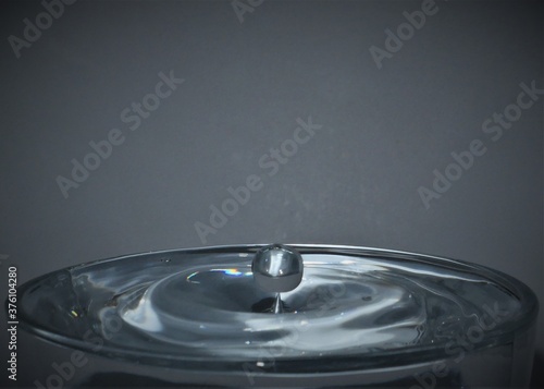 Kropla wody, ciecz, metaliczna © P . . . .  