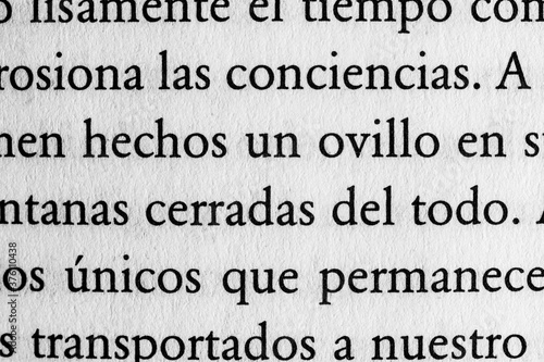 Fotografía macro de página de libro con texto, mostrando la textura del papel y la tinta de las letras.