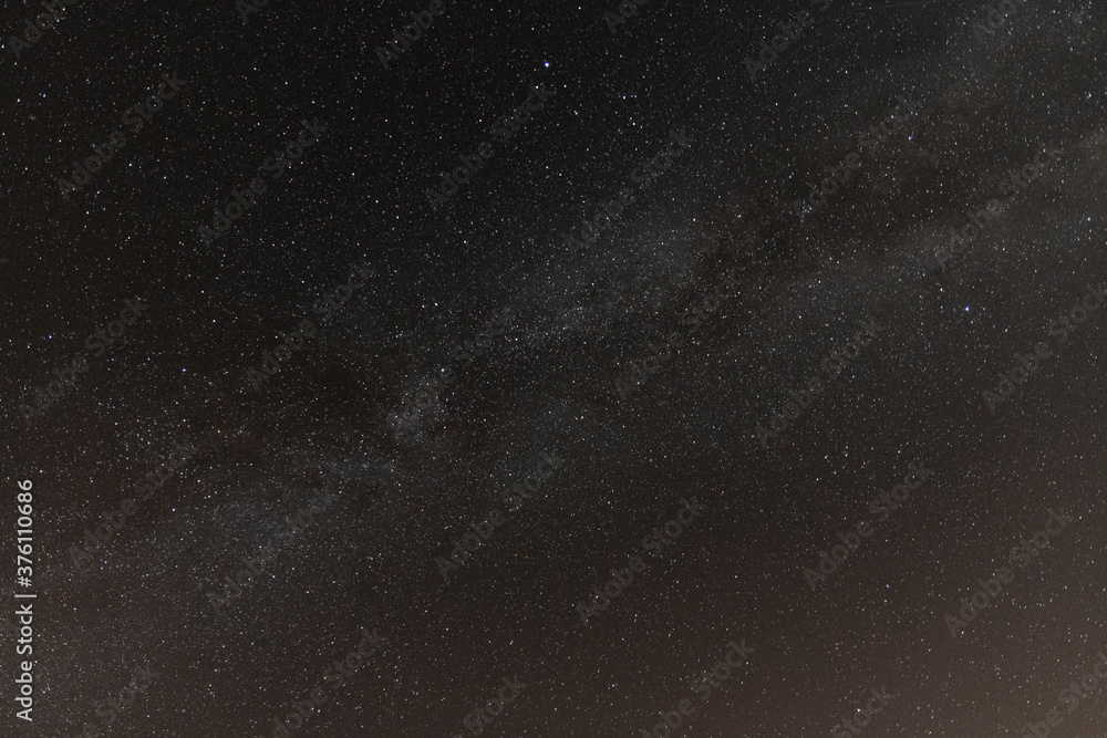Vista de la Vía Láctea una noche de verano, cruzando el cielo repleto de estrellas por la noche.