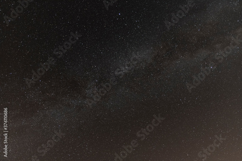 Fototapeta Naklejka Na Ścianę i Meble -  Vista de la Vía Láctea una noche de verano, cruzando el cielo repleto de estrellas por la noche.