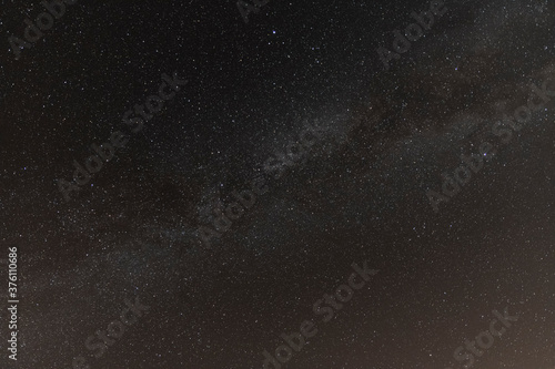 Vista de la Vía Láctea una noche de verano, cruzando el cielo repleto de estrellas por la noche.