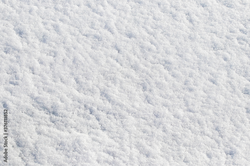 Texture of white snow that lies evenly on the ground