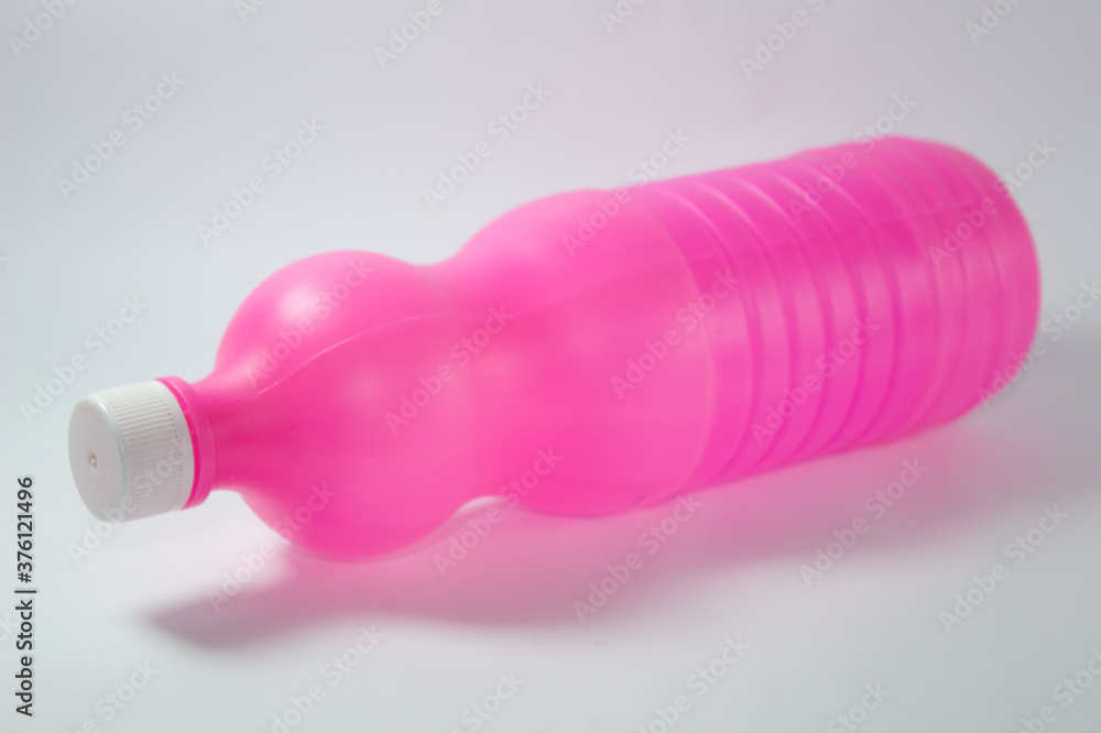 Garrafa plástica rosa para uso de produtos de limpeza Garrafa plástica rosa para uso de produtos de limpeza