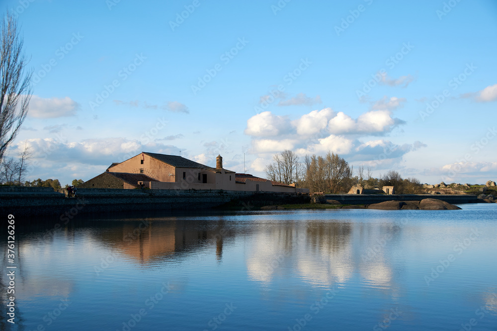Fototapeta premium house in front of a lake