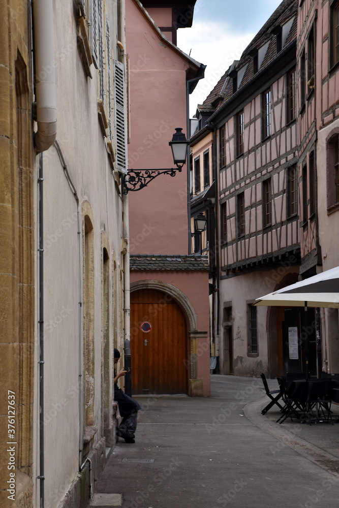 Schmale Gasse in der Altstadt von Colmar