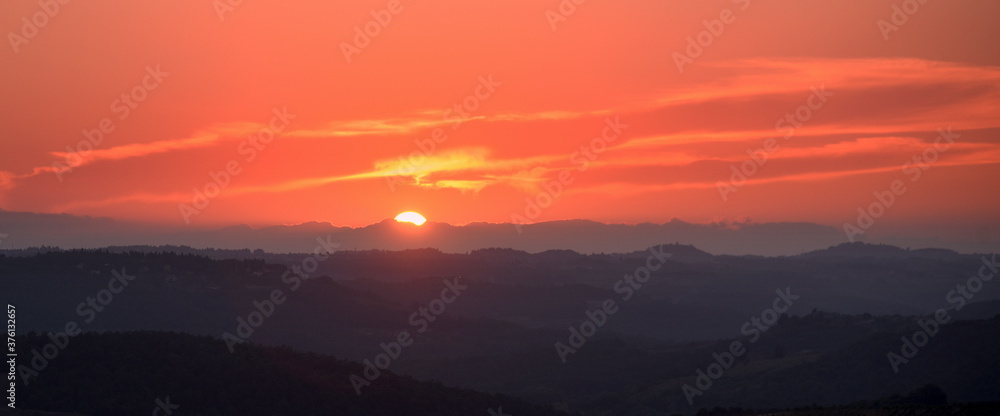 Stimmungsvoller Sonnenuntergang in der Weite des Chianti