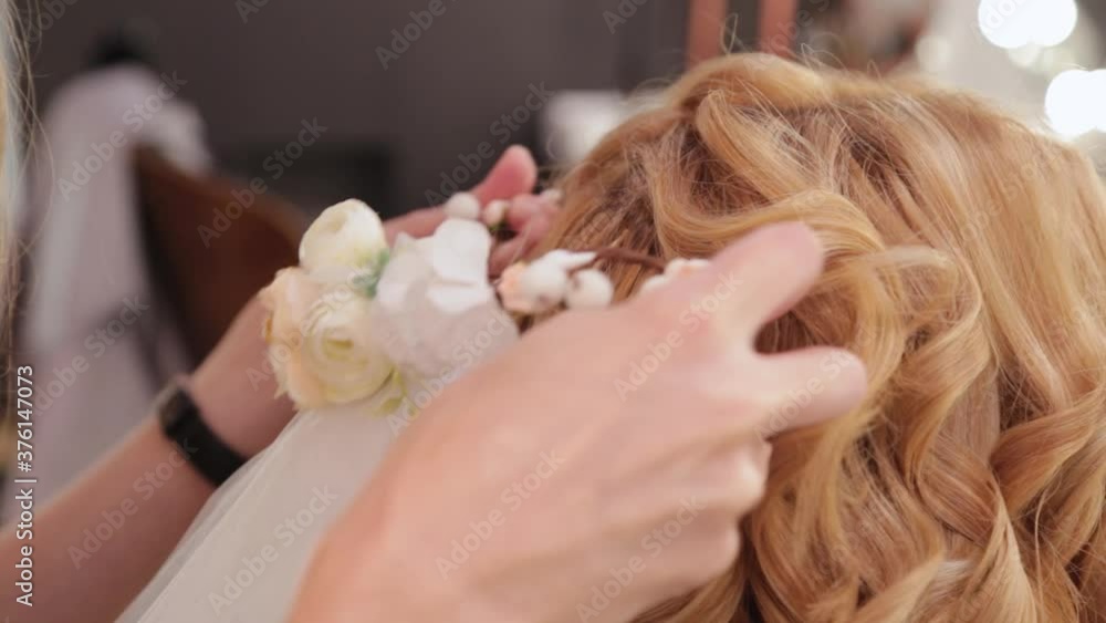 The bride is hung a veil in the beauty salon. The bride is hung a veil in the beauty salon.
