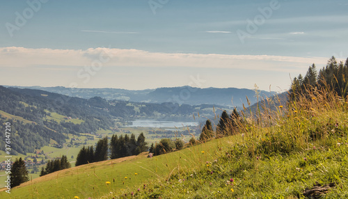 Ausblick vom Berg Hündle in den deutschen Alpen.