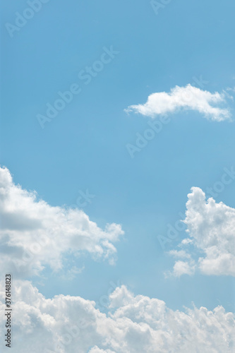 푸른 가을 하늘의 예쁜 흰 구름