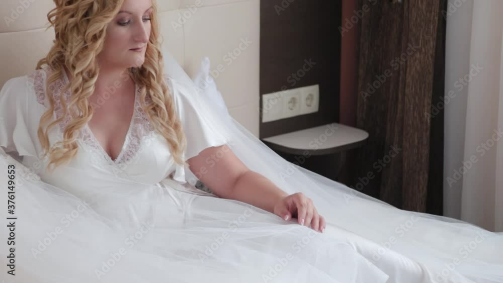 Woman bride on bed posing.