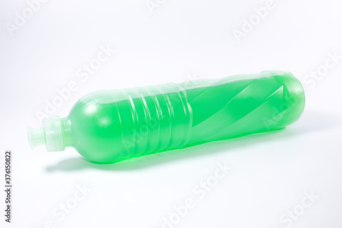 Detergente em uma embalagem plástica verde