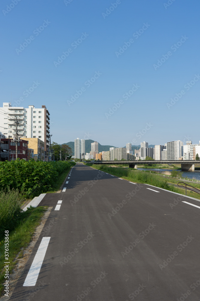 土手と都市の風景