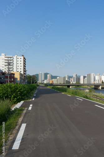 土手と都市の風景