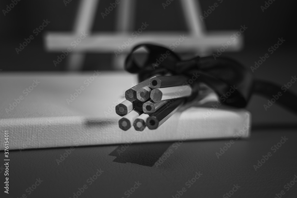 Drawing pencils with wooden easel; Black and white style Drawing pencils with wooden easel; Black and white style