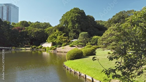 Wallpaper Mural 東京都新宿区にある日本庭園の景色 Torontodigital.ca
