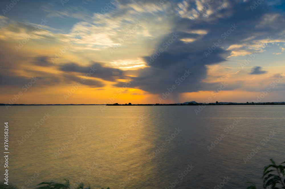 Fototapeta premium Summer sunset and sunset glow in Wuhan East Lake Scenic Area