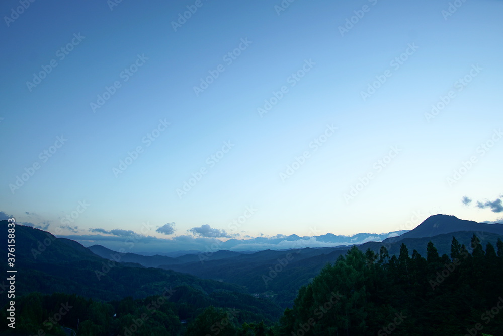 Obraz premium Blue sky above high mountain landscape in daytime, Japanese alps, Hakuba, Japan