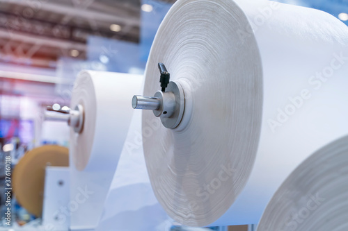 Bild auf Leinwand non woven material on automatic machine for the manufacture of medical masks with nanofiber