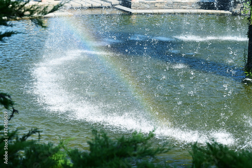 噴水から流れ落ちる水にかかる虹