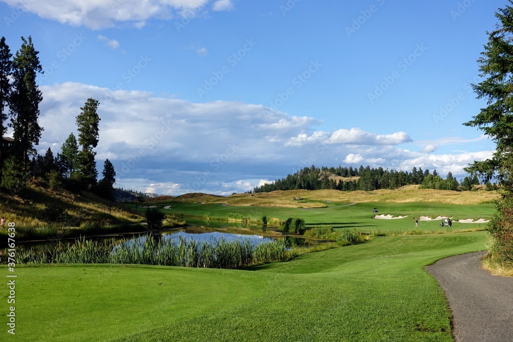 Ταπετσαρία A beautiful view of a par 4 dog leg left from a tee box over a lake