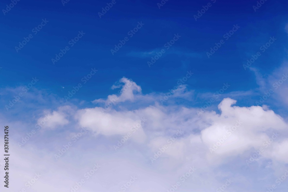 Fototapeta premium The sky is blue with beautiful clouds.