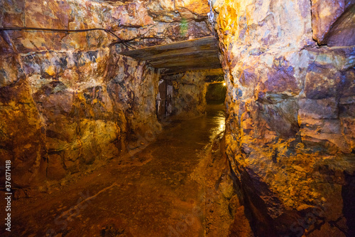 洞窟 廃坑 廃鉱 鉱山 採掘 宝探し