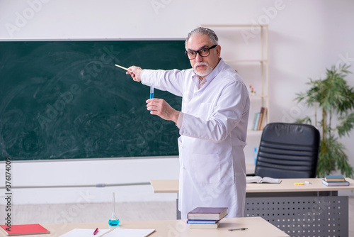 Fotografie Experienced old scientist working in the lab
