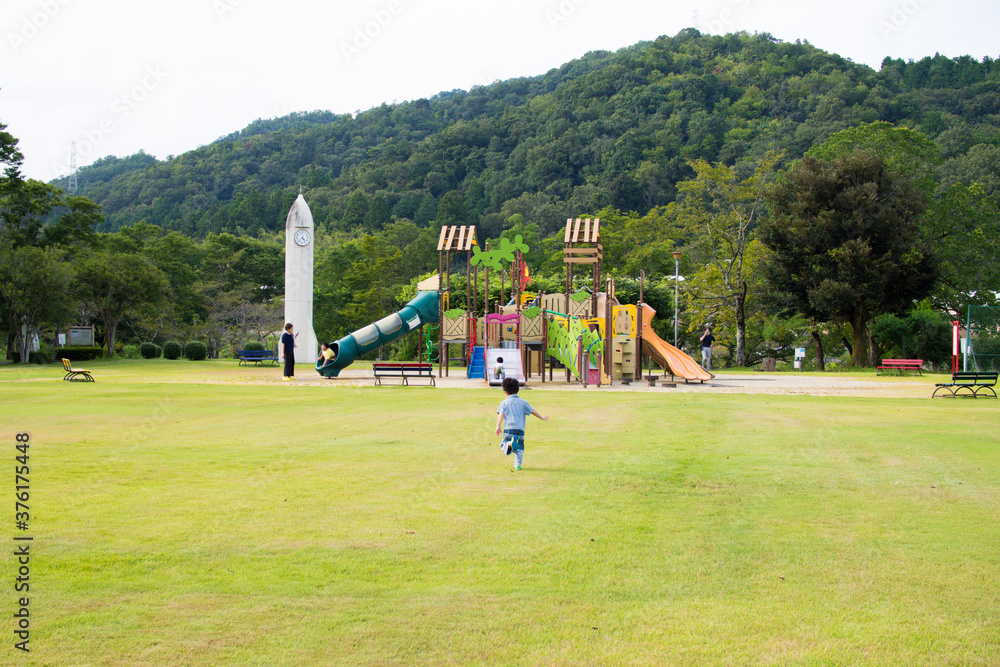 岐阜県の公園で遊具で遊ぶ日本人の幼稚園児 岐阜県の公園で遊具で遊ぶ日本人の幼稚園児