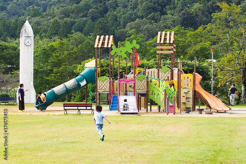 岐阜県の公園で遊具で遊ぶ日本人の幼稚園児