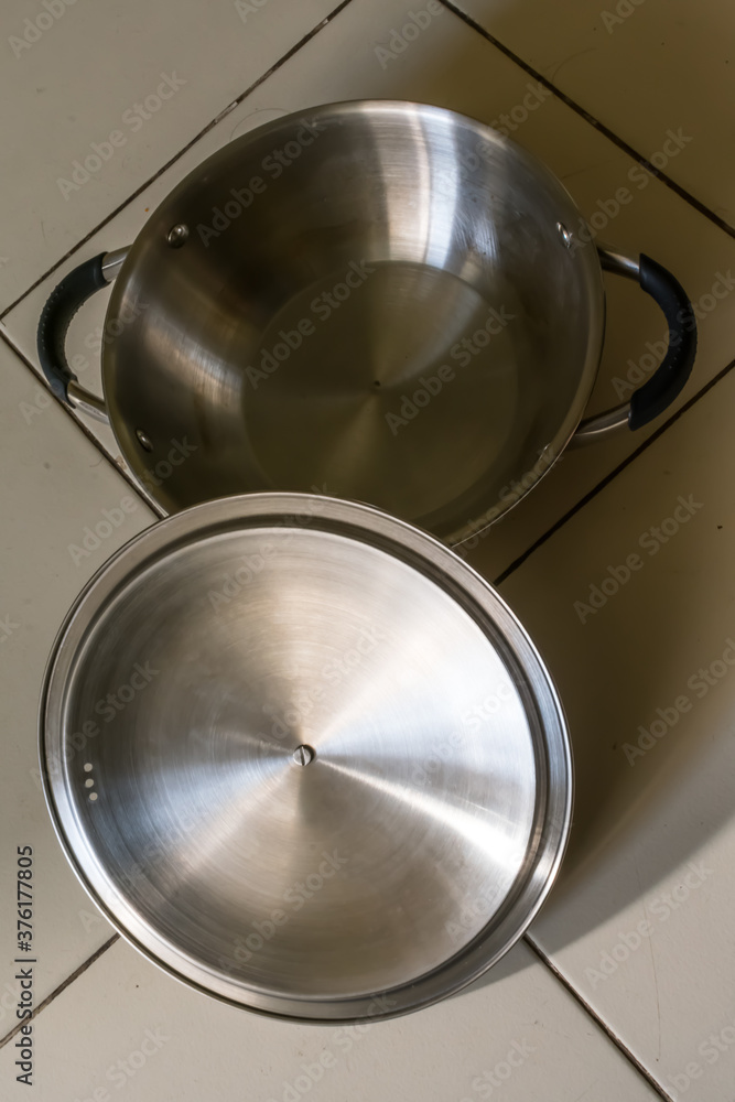new pan made in stainless steel with chrome plated looking beautiful in floor.
new pan made in stainless steel with chrome plated looking beautiful in floor.