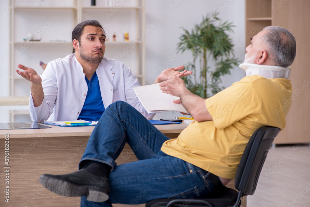 Obraz premium Old neck injured man visiting young male doctor