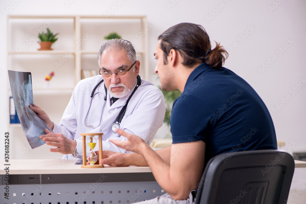 Male patient visiting doctor radiologist in time management conc Male patient visiting doctor radiologist in time management conc