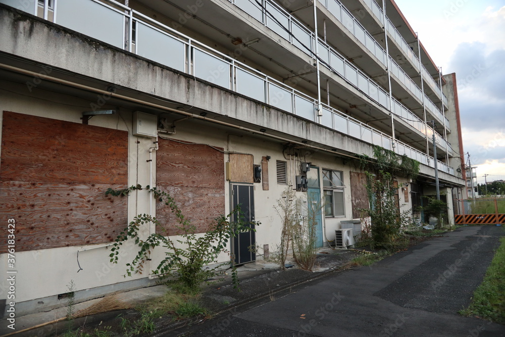 廃墟になった集合住宅　old abandoned apartment