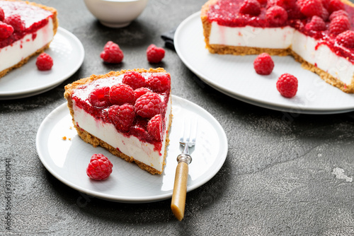Fotografi Tart , pie , cake with jellied fresh raspberries ( no bake cheesecake)