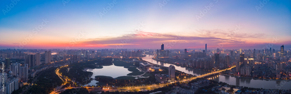 Fototapeta premium Letnia sceneria panoramę miasta Wuhan, Hubei, Chiny
